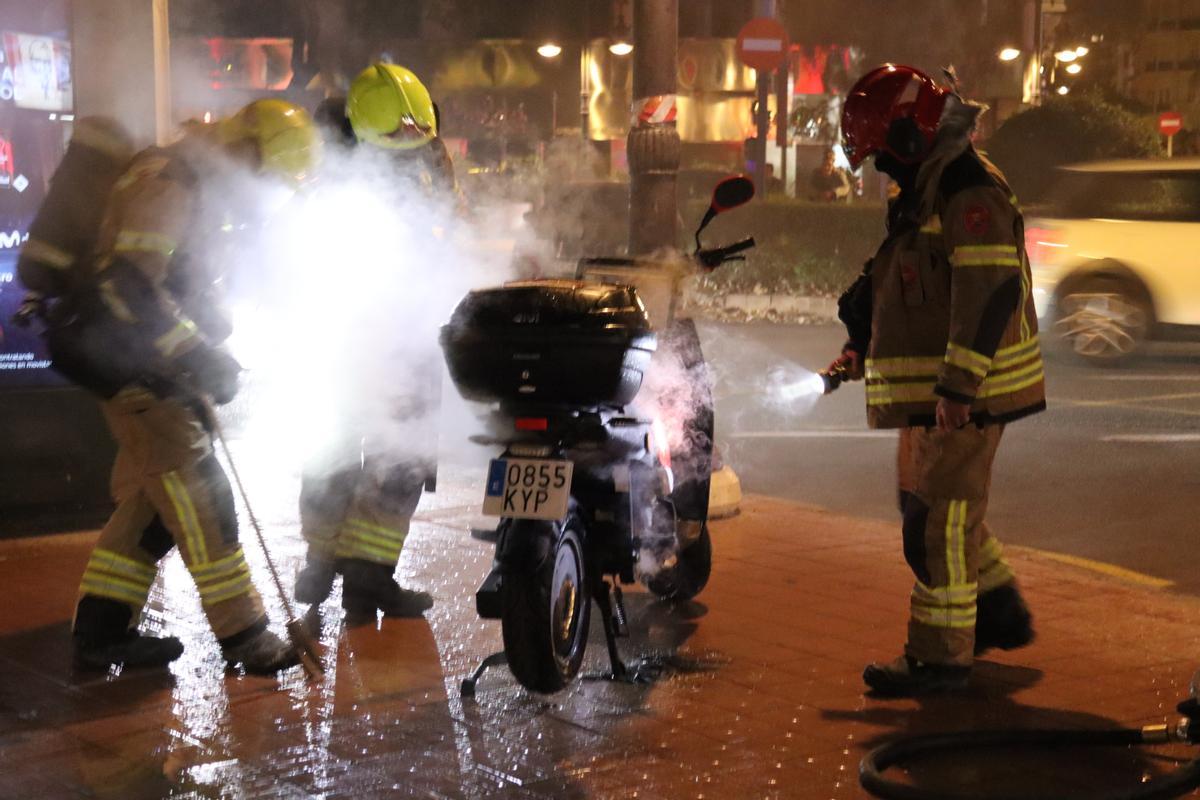 Los bomberos terminan de sofocar la moto