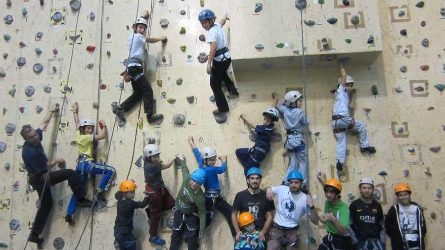 Alumnos y profesores de la Escuela de La Agrupación de Montañeros Independientes en el Rocódromo de Riazor.