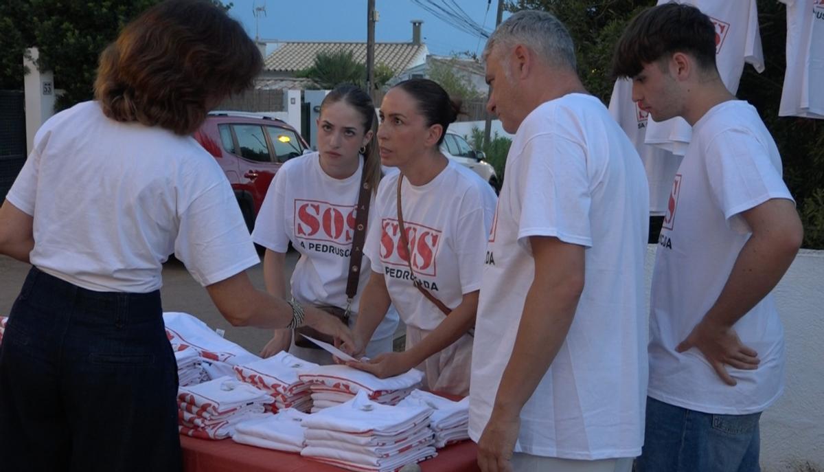 Vecinos con las camisetas blancas de SOS Sa Pedruscada.