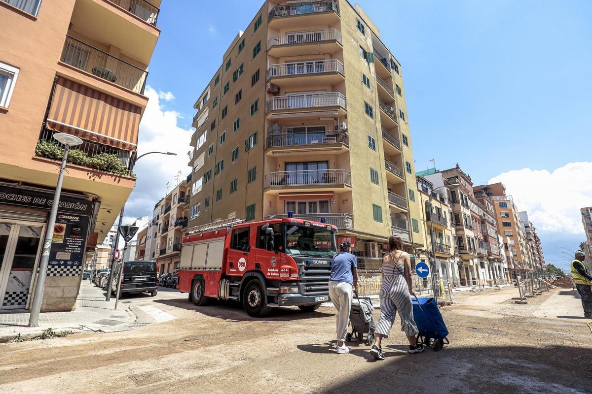 Los Bombers trabajaban hoy en el apuntalamiento de las zonas afectadas del edificio.