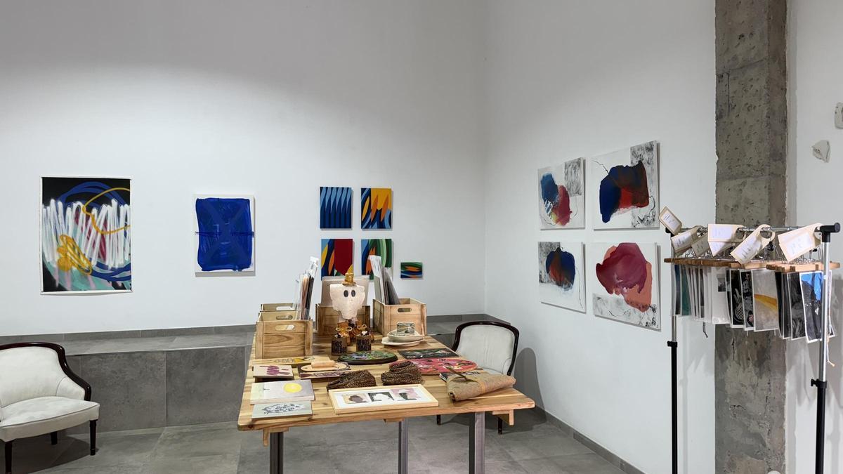 Muestra colectiva 'Sofá para seis' en el espacio El Palmeral.