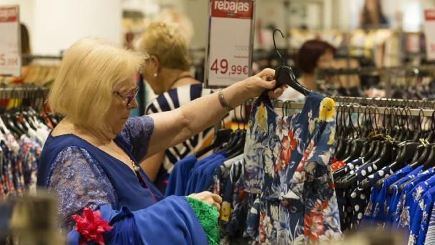 Clientes ayer en el Corte Inglés de Castelló.