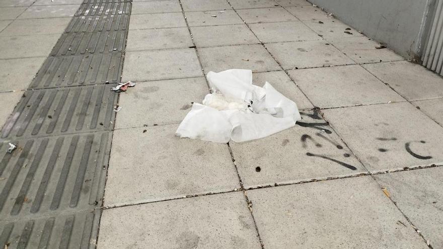 El gobierno local de Langreo urge al Adif a limpiar la basura y la maleza en la obra del soterramiento de las vías