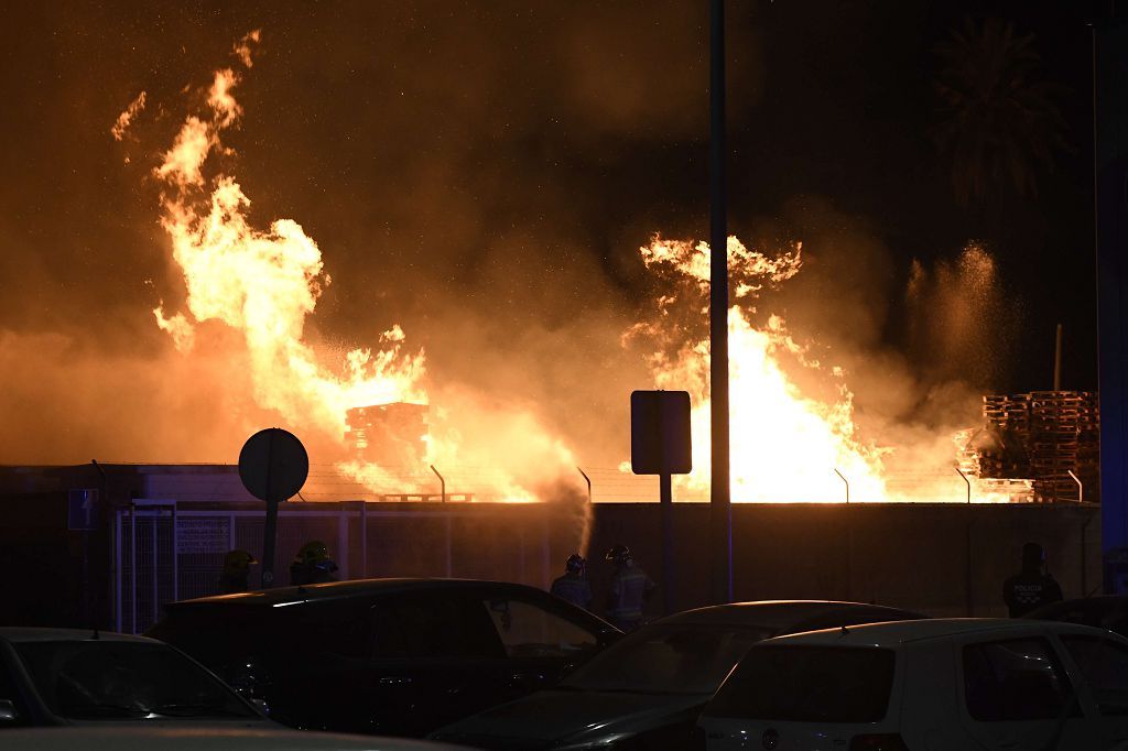 Estas son las imágenes que el aparatoso incendio de Puente Tocinos ha dejado este sábado