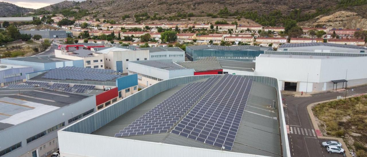 Naves industriales del polígono Torreta-Río de Elda con instalaciones fotovoltaicas en sus cubiertas para el autoabastecimiento con excedente.