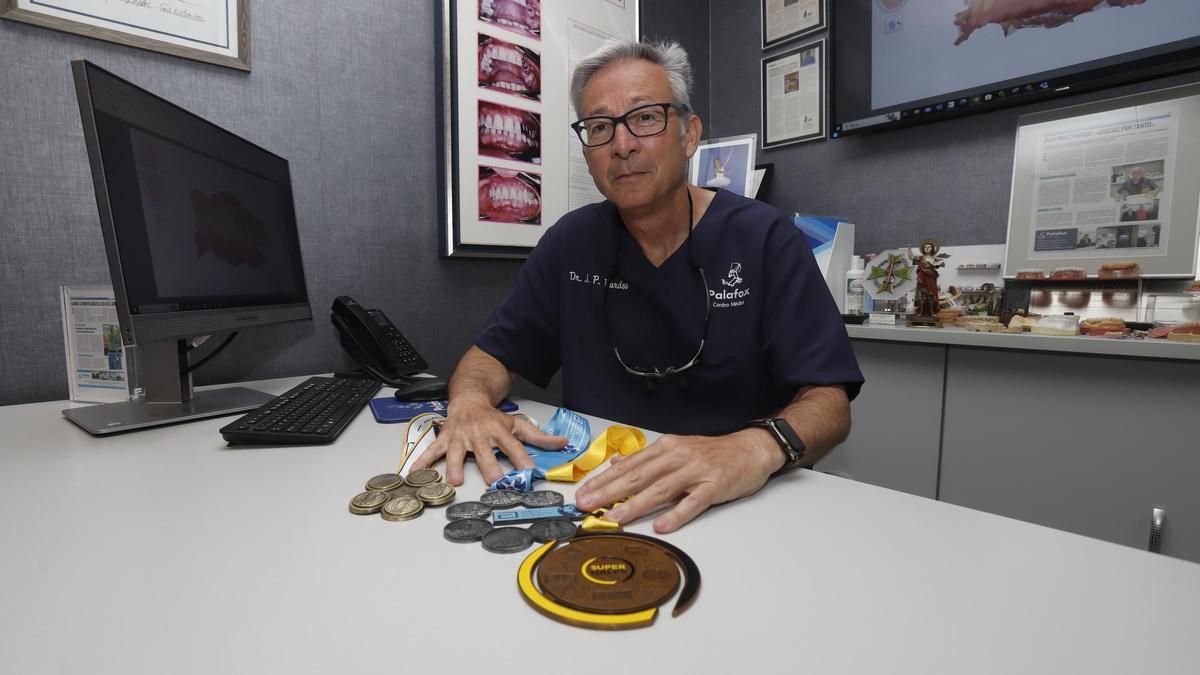 El doctor Juan Pablo Pardos posa en su consulta con sus tres 'súpermedallas' conseguidas.