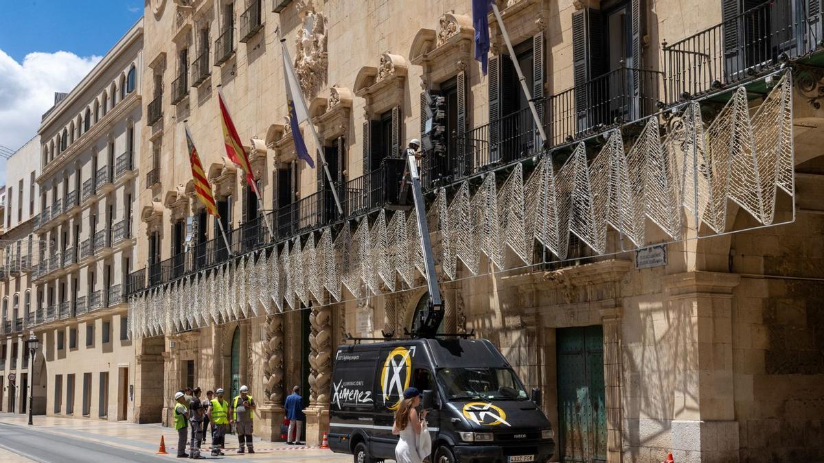 El Ayuntamiento de Alicante empieza a vestirse de Hogueras con la instalación del alumbrado
