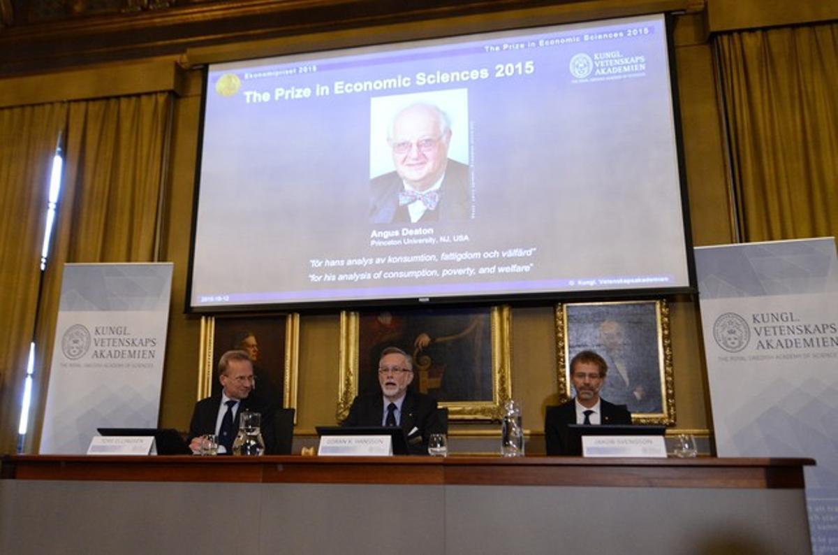 La Academia Sueca de las Ciencias anunciando el Nobel de Economía para Angus Deaton.