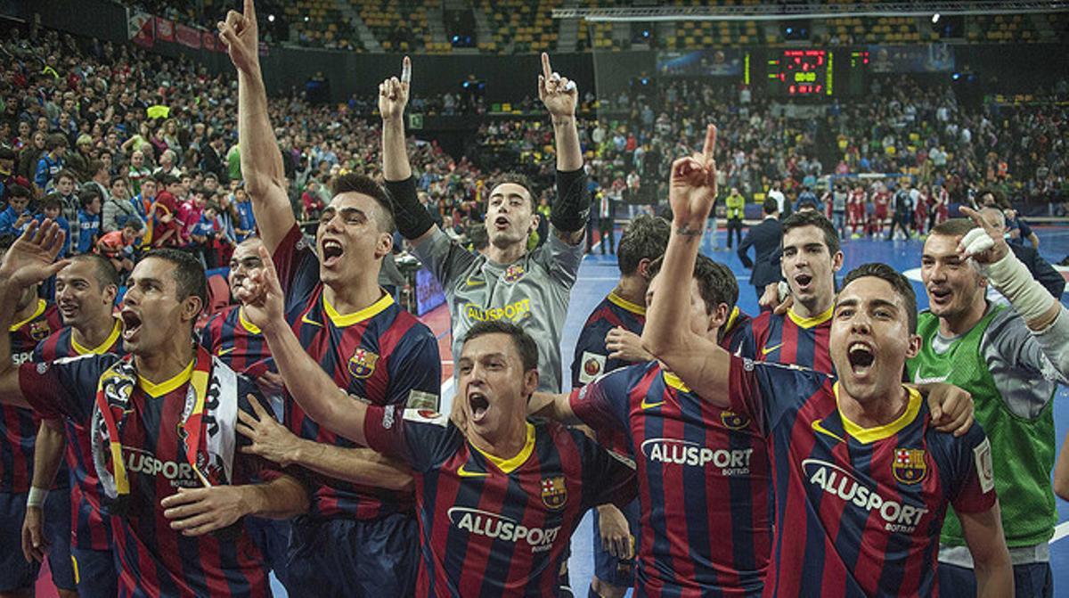 Els jugadors del Barça celebren la seva quarta Copa del Rei de futbol sala després d’imposar-se a la final a El Pozo Múrcia al Bilbao Arena. Els jugadors del Barça celebren la seva quarta Copa del Rei de futbol sala després d’imposar-se a la final a El Pozo Múrcia al Bilbao Arena.