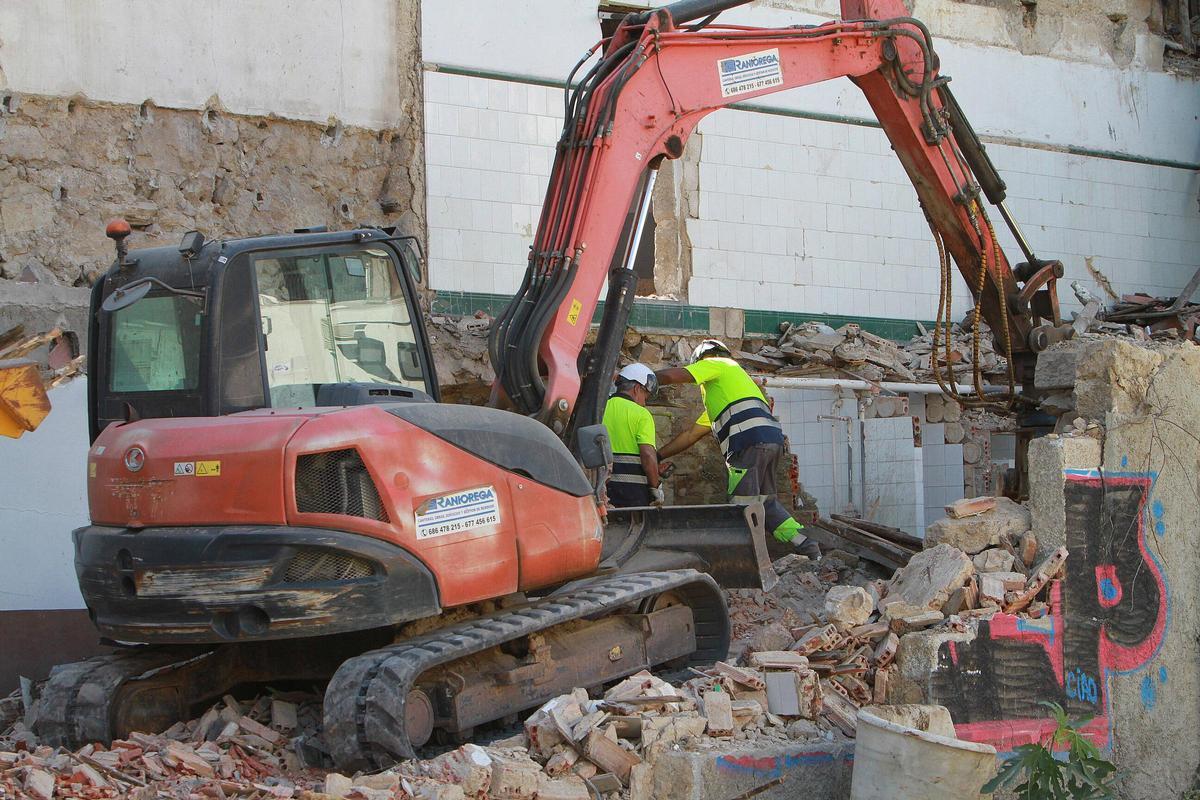 Operarios trabajando este martes en el proceso de demolición.
