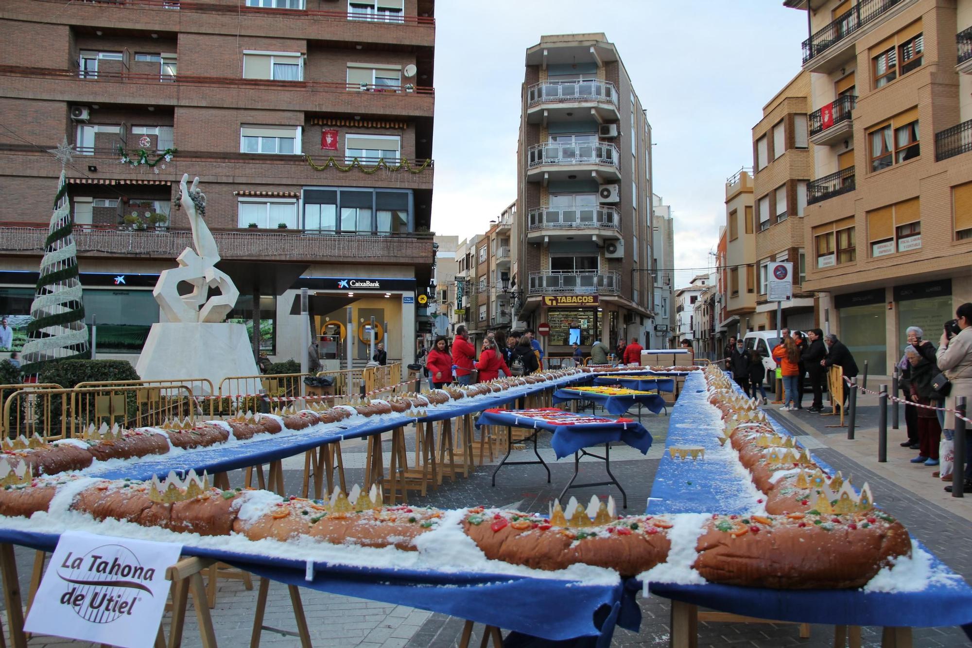 Las imágenes del reparto del Roscón de Reyes gigante en Utiel