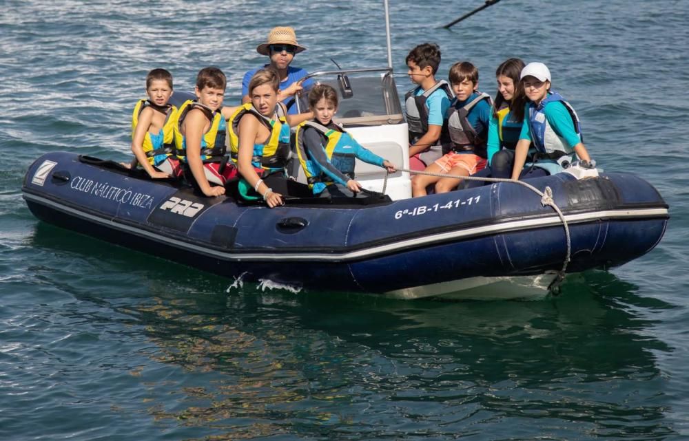Una treintena de niños y adolescentes participan en la limpieza de fondos marinos programada en la Regata Infantil Marina Ibiza