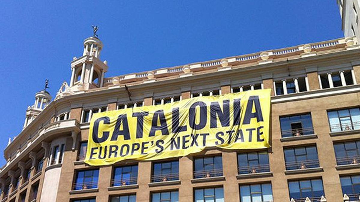 La pancarta colgada en la plaza de Catalunya.