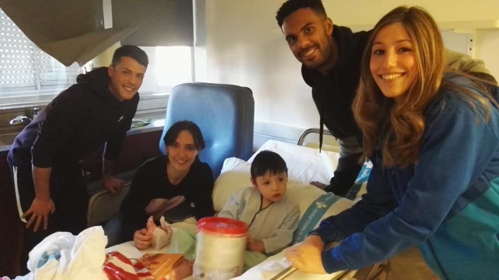 Visita del Girona FC als nens a l'hospital