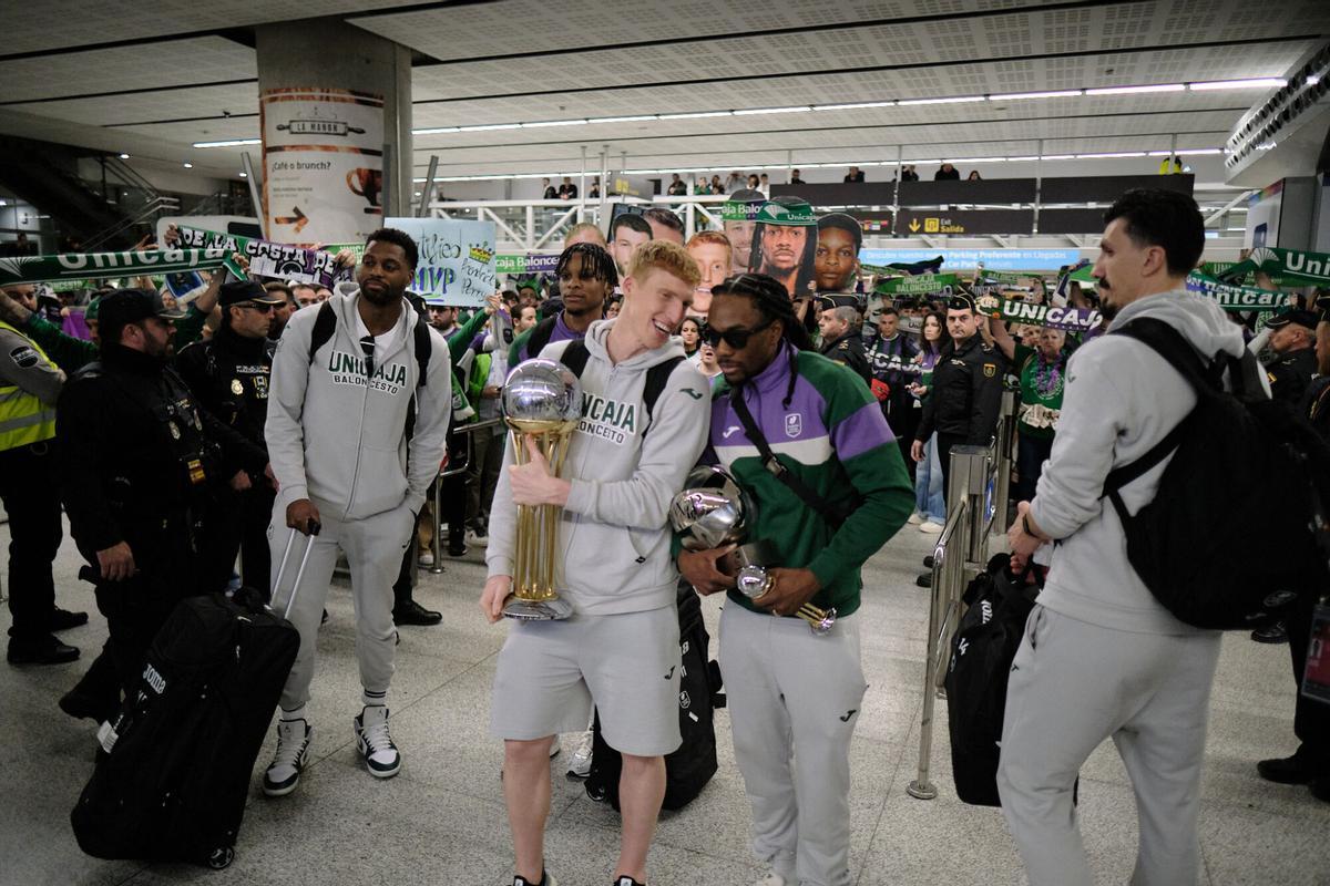 Recibimiento a los jugadores del Unicaja en el Aeropuerto de Málaga tras ganar la Copa del Rey 2025