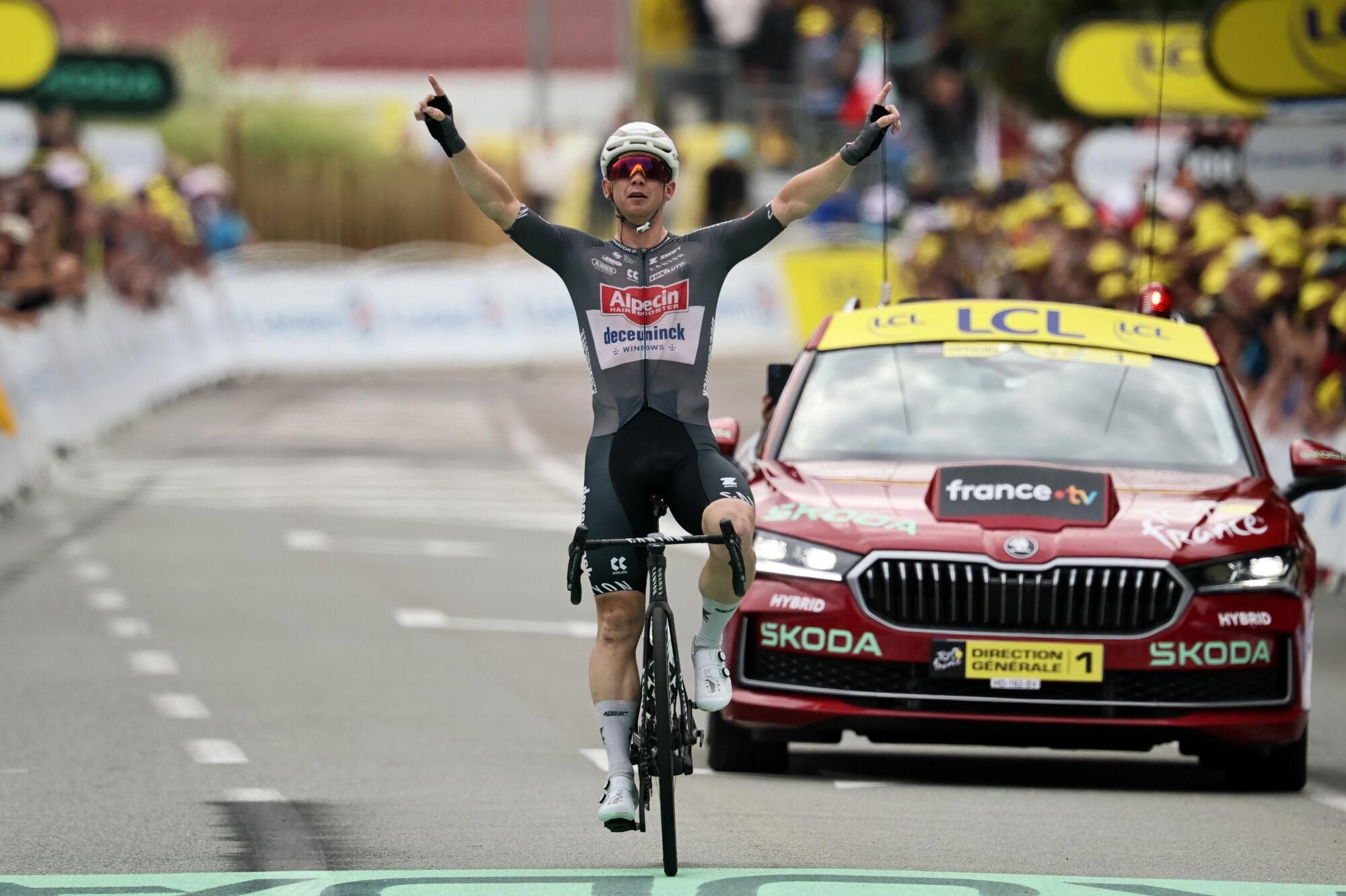 El ciclista australiano Kaden Groves (Alpecin-Deceuninck), en su llegada a meta durante la vigésima etapa del Tour de Francia, disputada este sábado. EFE/Christophe Petit Tesson. Agrega nueva foto