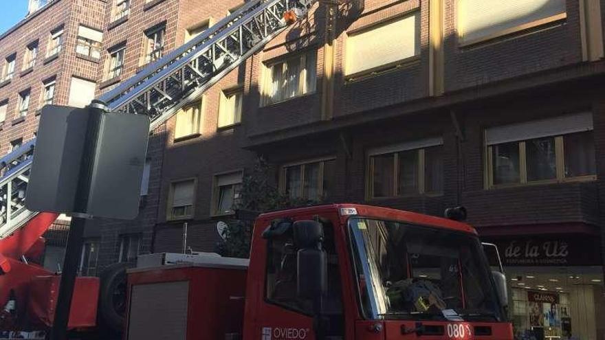 El camión de los bomberos, ayer, en la calle González Besada.