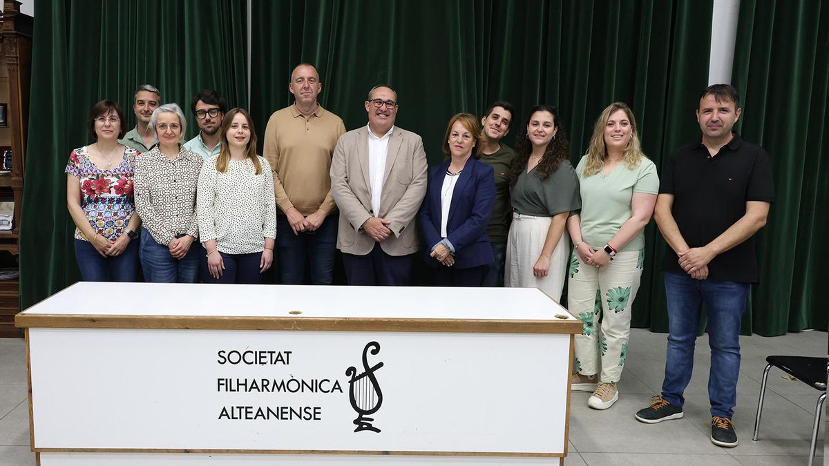 En el centro, con chaqueta, el nuevo presidente de la SFA, Francis Alvado, al lado del alcalde de Altea y rodeado de su junta