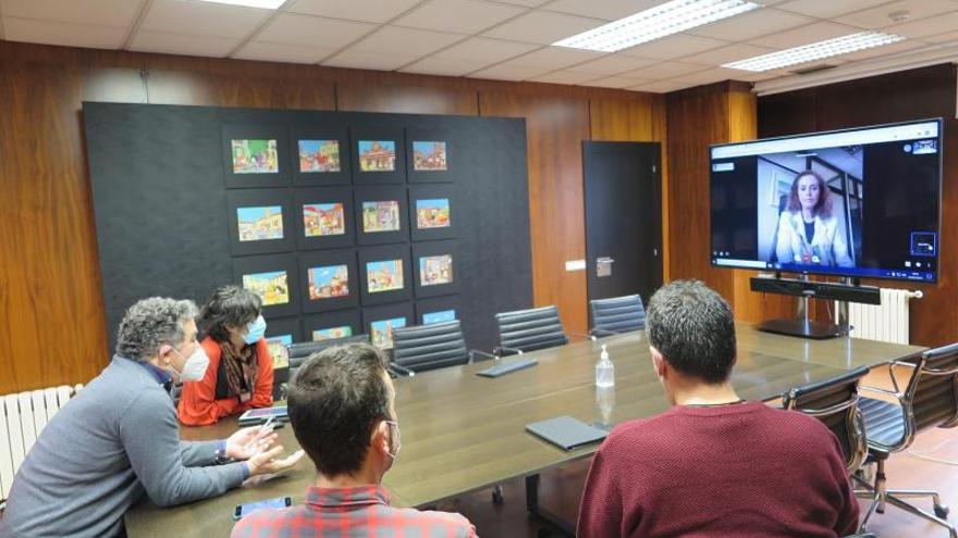 Reunión telemática del alcalde y un su equipo con Ángela de la Cruz. |   // FDV