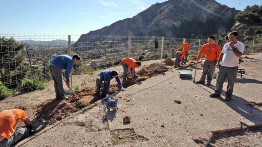 Jóvenes parados reforman el mirador mientras aprenden albañilería