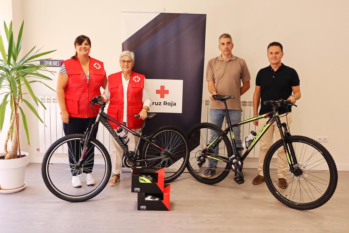Momento de la entrega de bicicletas a Cruz Roja en Zamora.