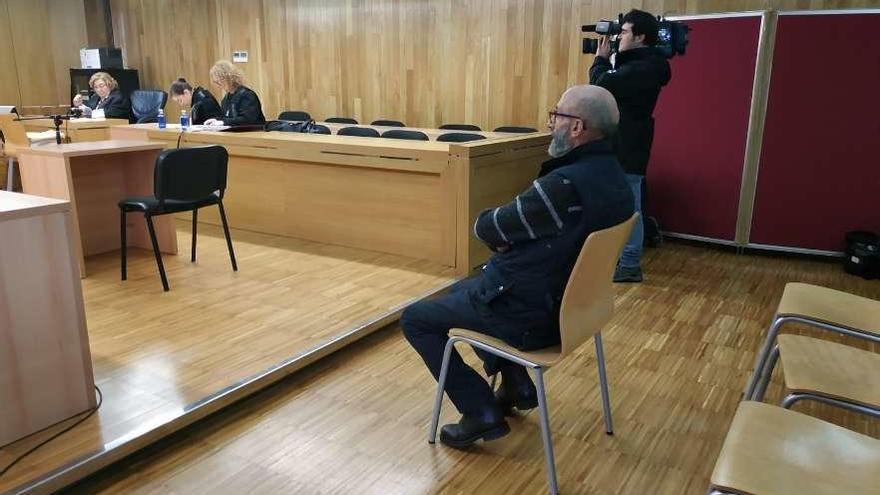 El acusado, durante la sesión del juicio celebrado ayer en la Audiencia de Lugo. europa press