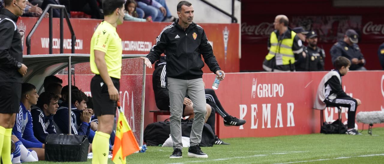 Carcedo da instrucciones en el banquillo en Anduva en el duelo ante el Mirandés.