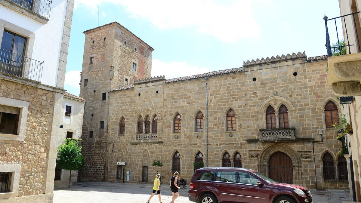 Comienzan las obras de reforma de la Casa de las Dos Torres - El Periódico  Extremadura