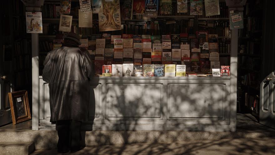 Uno de los puestos con libro nuevo en la Cuesta de Moyano.