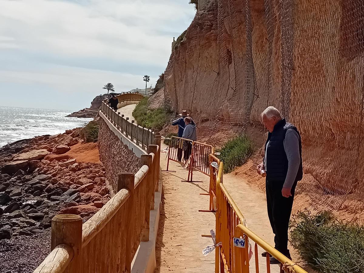 Dos tramos del Sendero Azul de Orihuela Costa "cortados": peligro de derrumbe