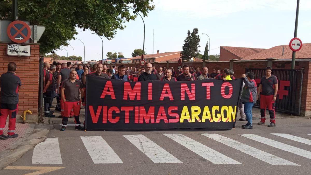 Protesta de trabajadores de CAF a la puetas de la fábrica de Zaragoza.