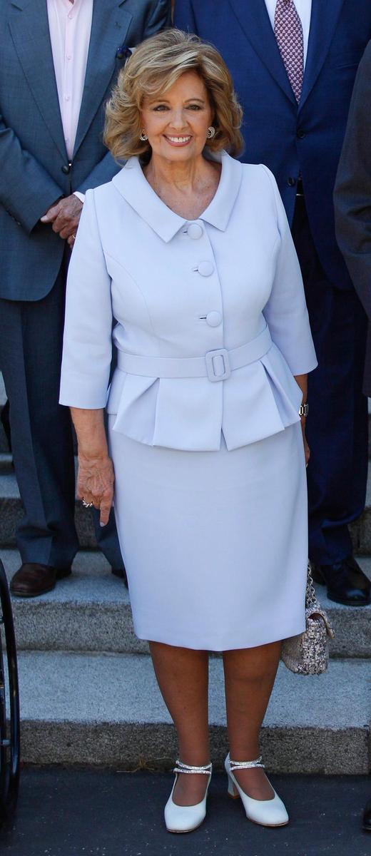 María Teresa Campos con el mismo vestido y diferentes zapatos, aquí blancos, bajos y con pulsera de brilli brilli