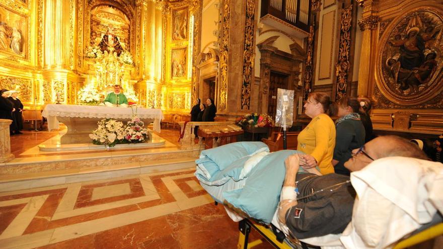 El anciano estuvo acompañado ayer en su visita al Santuario de la Fuensanta por su familia.