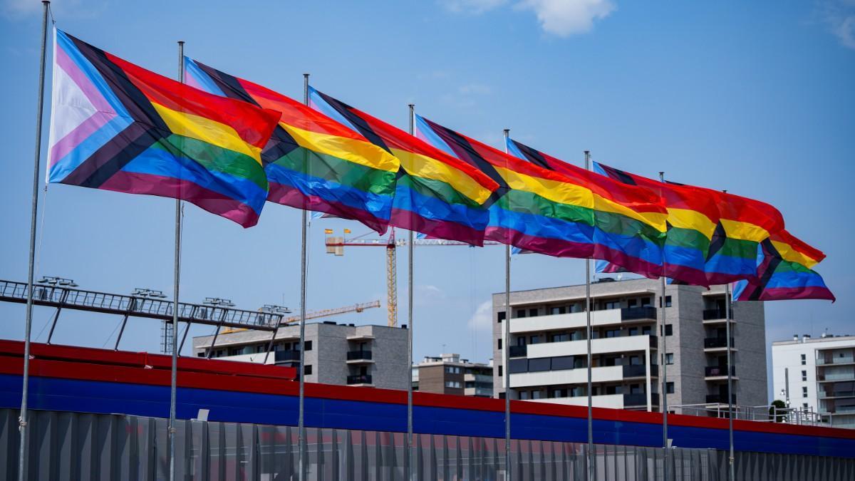 La bandera arcoíris, en el estadio Johan Cruyff