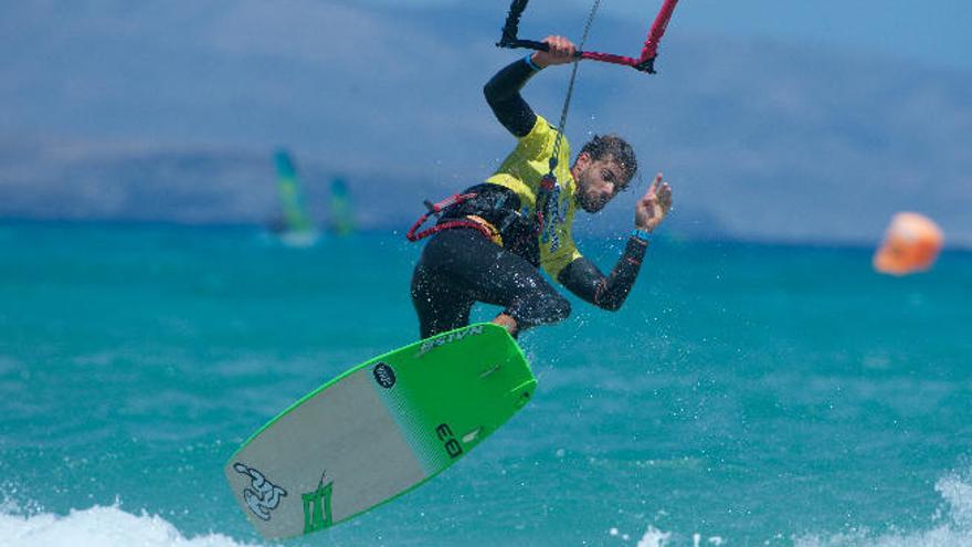 Gustavo Arrojo realiza una maniobra en la playa de Sotavento.