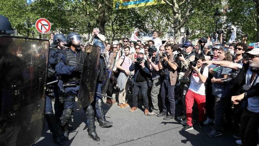 Enfrentamientos entre policías y manifestantes ayer en la plaza de La Bastilla, en París.