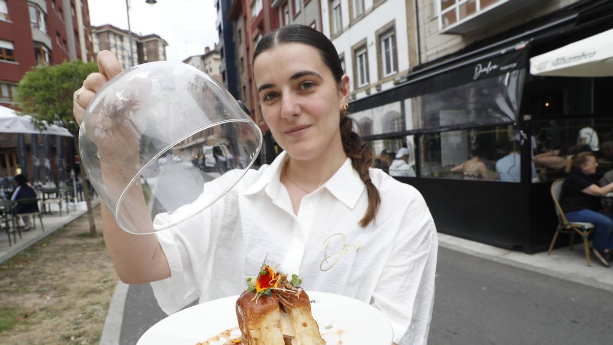 Carlota Martínez, de Dialva para vos, con la tapa de su establecimiento.