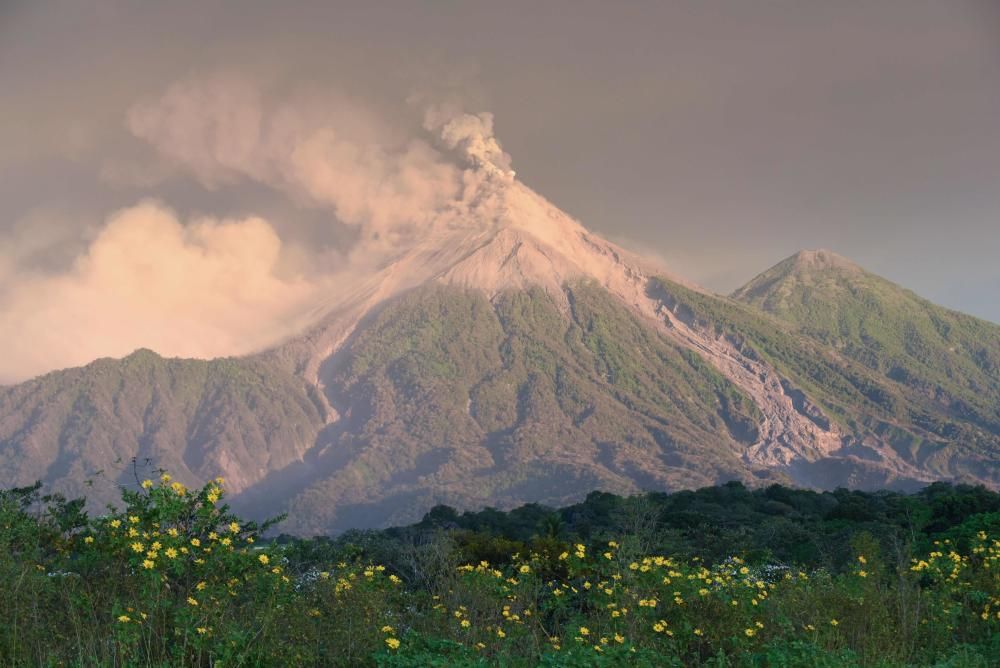 Miles de personas evacuadas por fuerte erupción Volcán de Fuego Guatemala