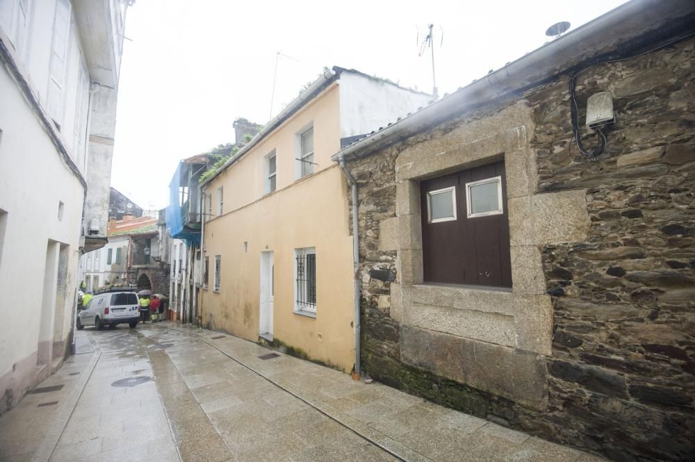 Dos casas en ruinas se derrumban en Betanzos