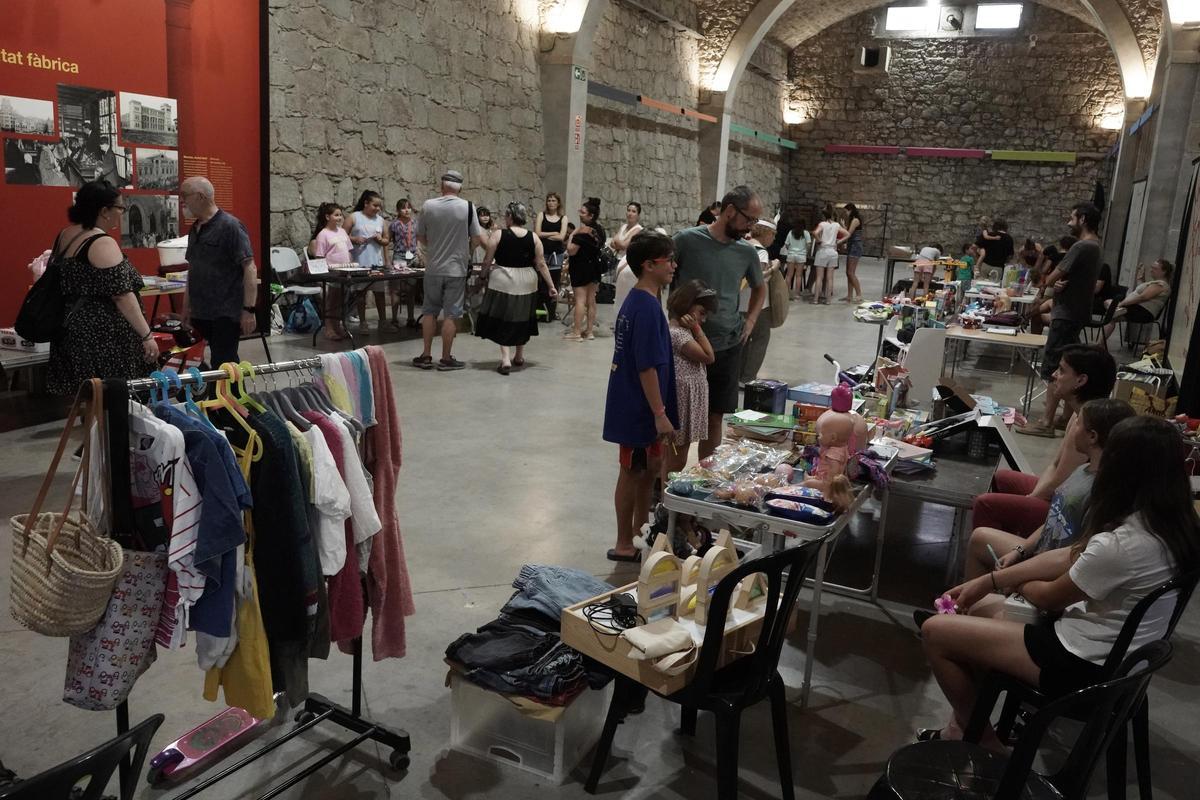 Mercat de segona mà al Museu de l'Aigua i el Tèxtil, organitzat per l'Associació de Veïns de la Carretera Santpedor