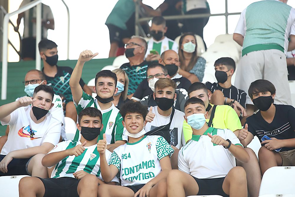 Aficionados asistentes al encuentro Córdoba CF-Cádiz B