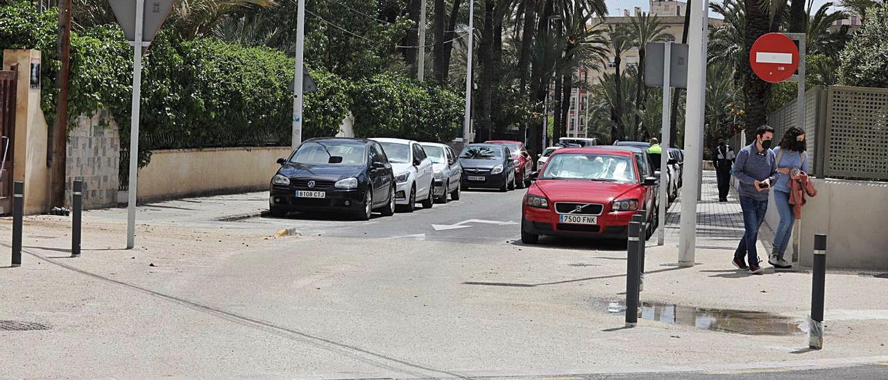 El extraño acabado en el cruce, con un resalte, para mantener el pavimento de hormigón.