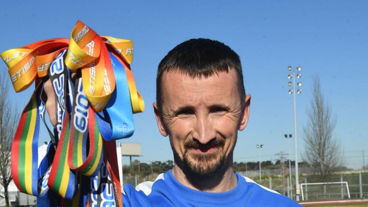 Iván Morales, en la pista de Elviña, con sus medallas nacionales e internacionales.