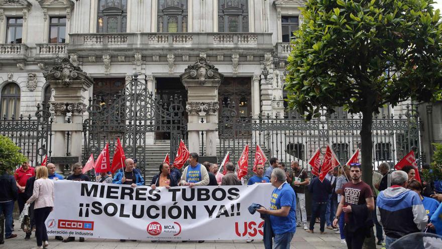 Los trabajadores, ante la Junta General.