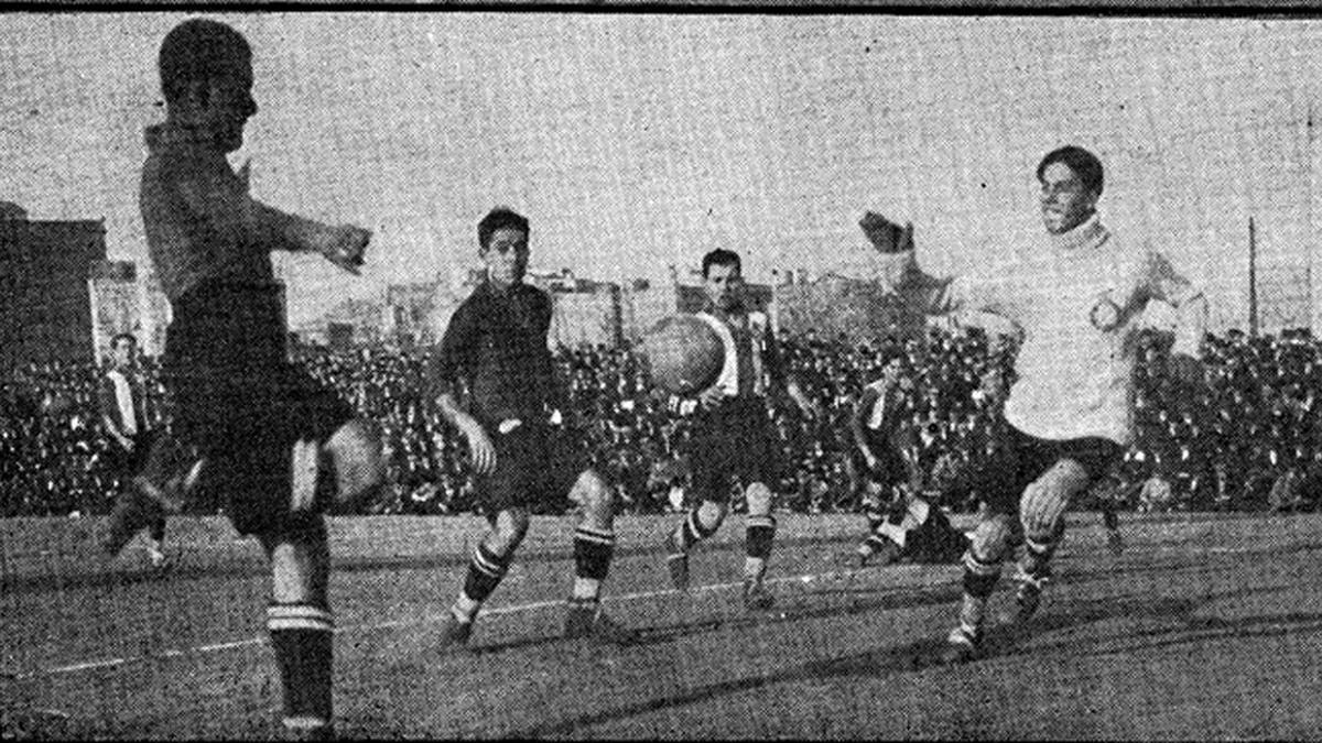 Otra instantánea de la mayor goleada del Barça al Espanyol en partido oficial, el 22 de enero de 1922 (10-0) en partido del Campionat de Catalunya