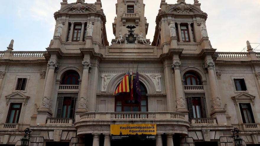 Banderas a media asta y silencio en los balcones