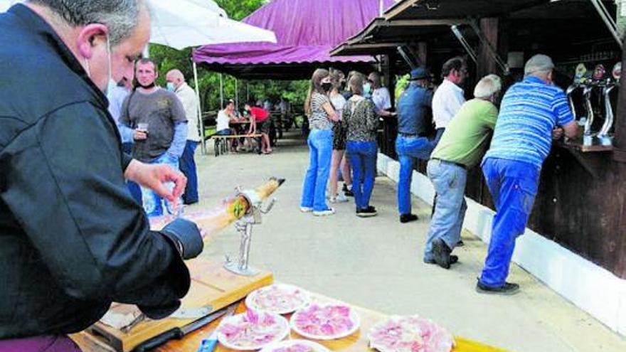 Numeroso público se acercó por la tarde a la inauguración, que contó con un cortador de jamón y donde no faltó el pulpo y la parrillada. También asistió Paco el Pulpero, en la foto con el alcalde pedáneo de Mózar. | M. F.