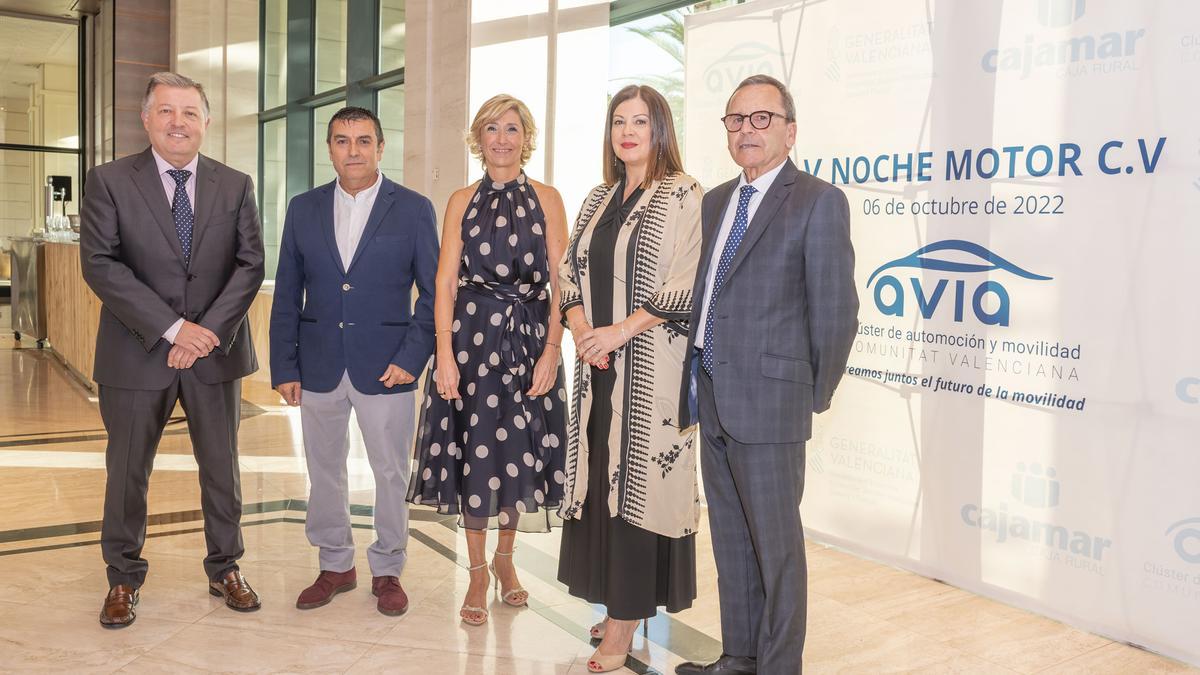 Enrique Vacas (Nutai), Enrique Navarro (Neptury Technologies), Mónica Alegre (presidenta AVIA), Carmen Selma (Gestamp) y José Alcántara (premio Dedicación Empresarial).