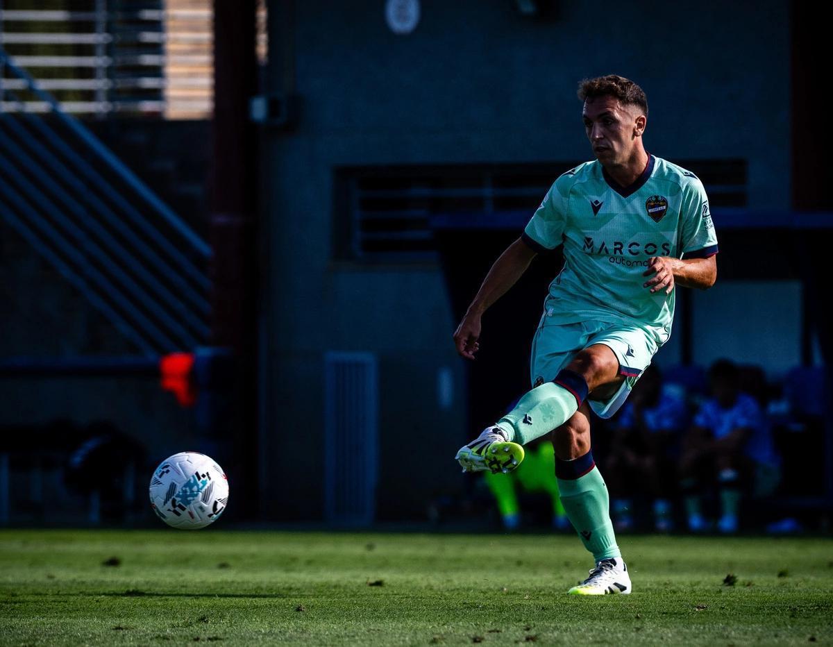 Olasagasti, en un entrenamiento con el Levante UD