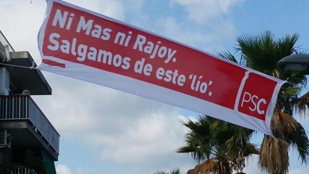 Una de las pancartas con el lema 'Ni Mas Ni Rajoy, Salgamos de este lío' junto al logo del PSC.